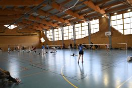 Photo de gymnase des Garcins lors d'une rencontre de badminton